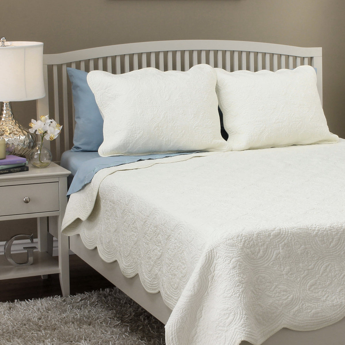 Serenity Ivory Victorian Scalloped Medallion Floral Reversible Quilt  Bedding Set